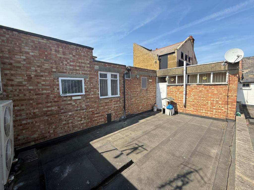Lot: 84 - A PAIR OF VACANT COMMERCIAL PROPERTIES IN TOWN CENTRE - Roof